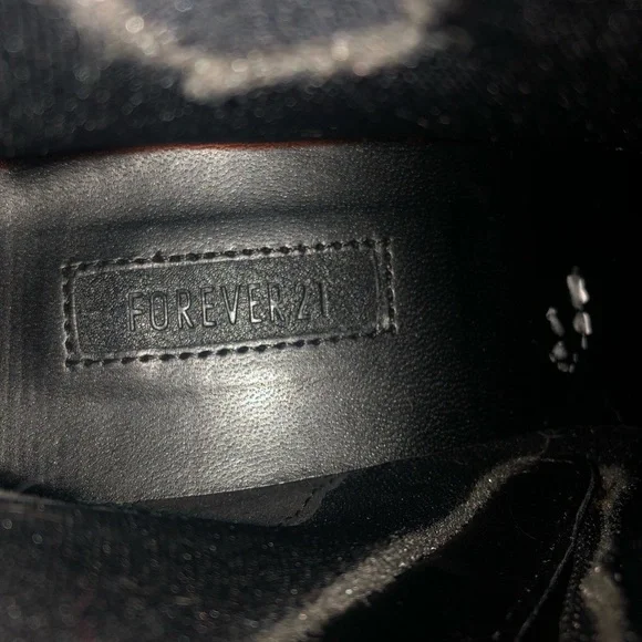 Forever 21 Black chunky heel ankle boot with buckles - Picture 7 of 7